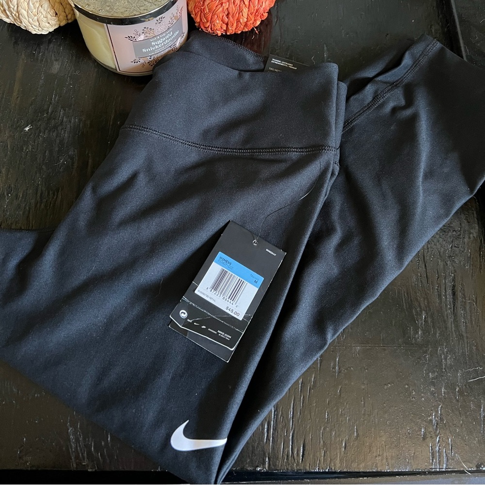 NWT Black Nike crop leggings